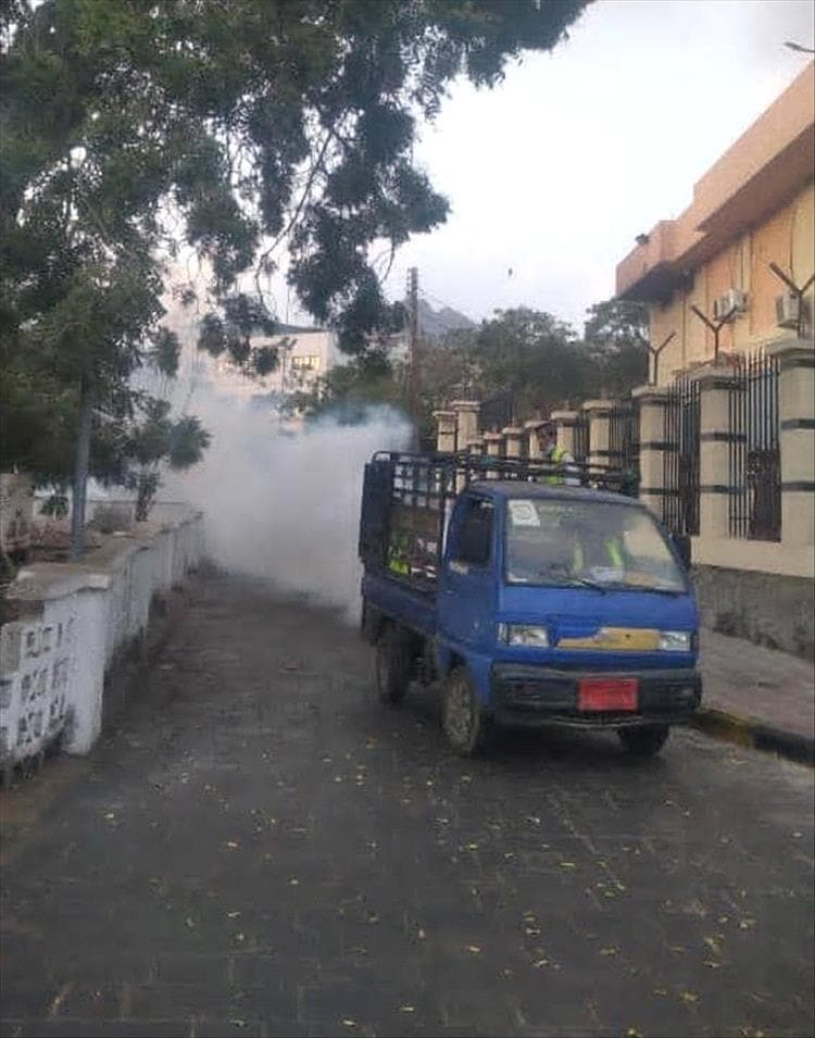 حملة رش ضبابي لمكافحة البعوض تستهدف عدداً من أحياء مديرية صيرة بعدن