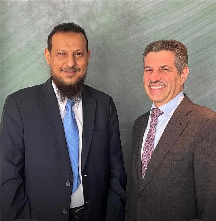 محافظ عدن والسفير الأمريكي يبحثان في الرياض دعم الاستقرار وتعزيز الخدمات