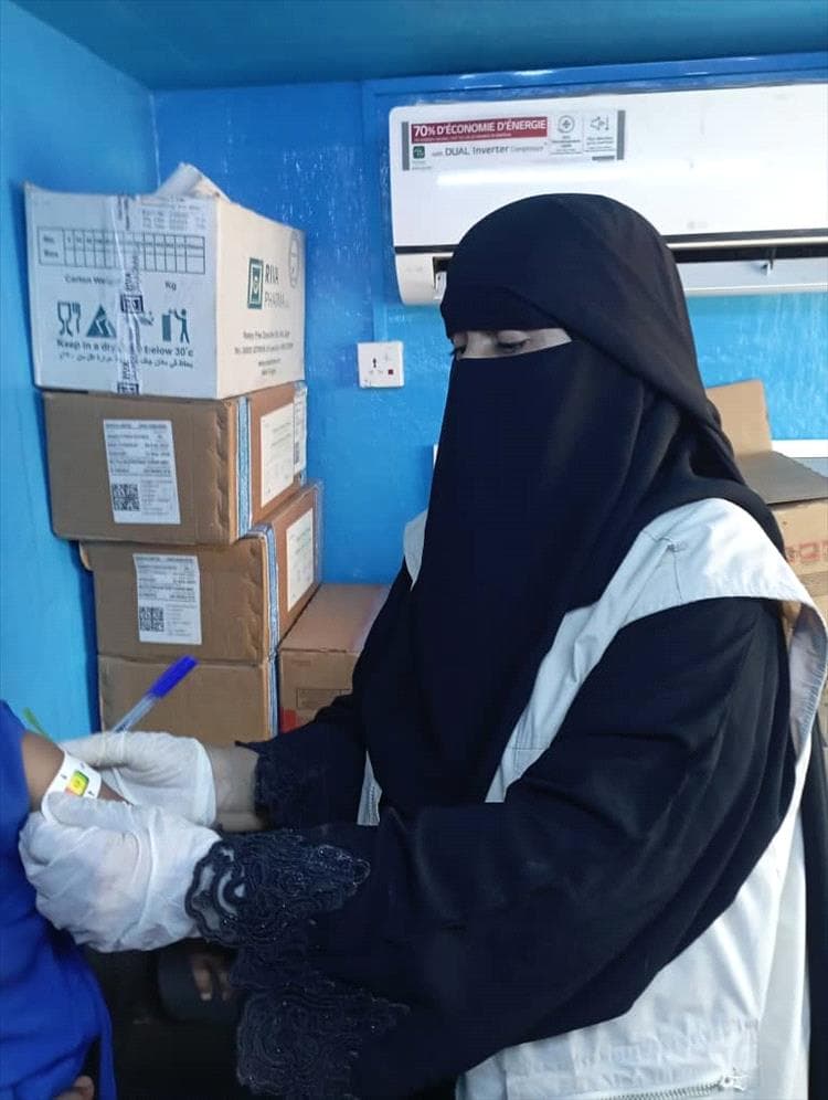 تشغيل عيادة طبية متنقلة لعلاج سوء التغذية في مخيم قرو بعدن
