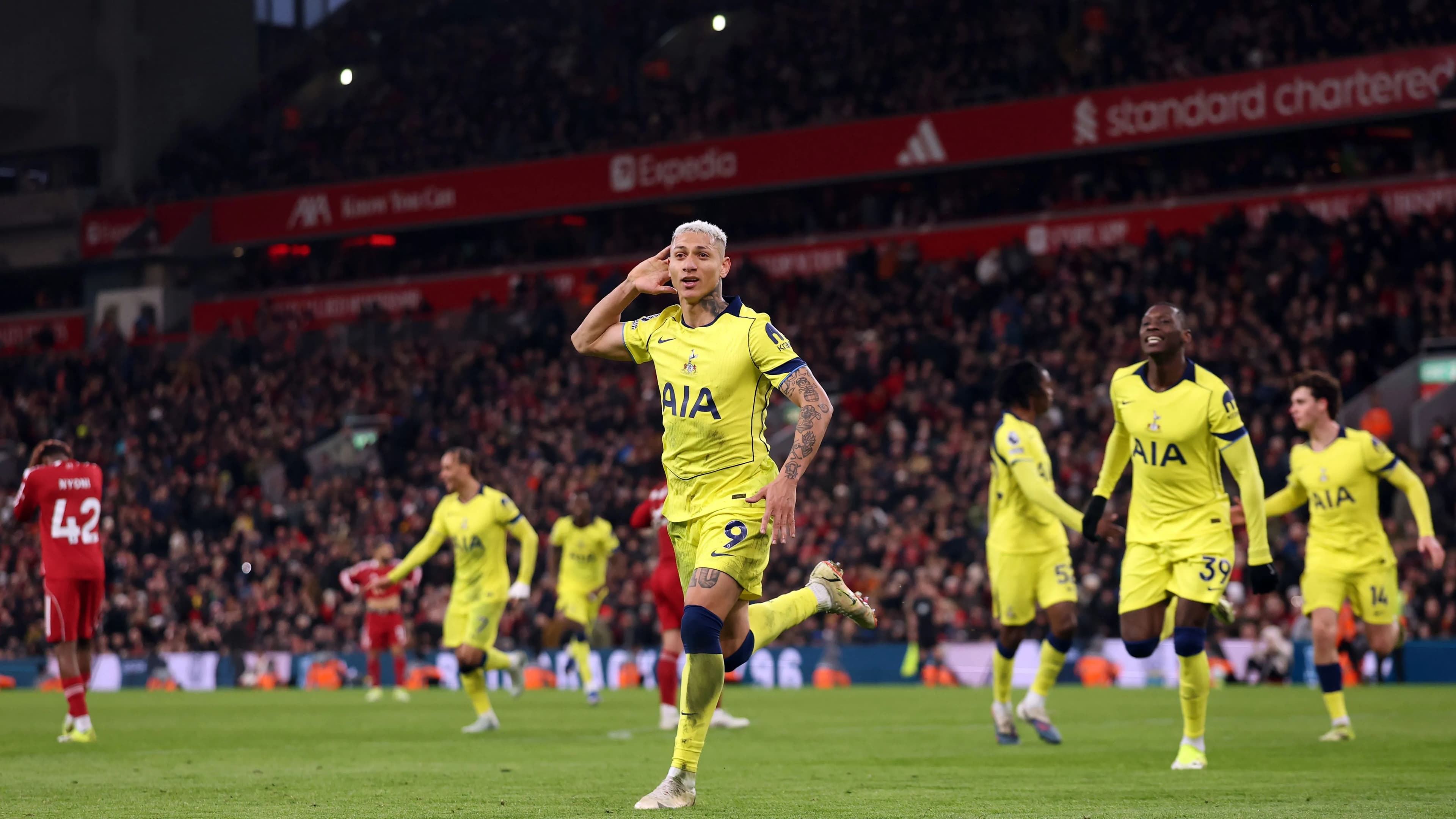 بالفيديو.. ريتشارليسون يجلد ليفربول مجددًا بهدف تاريخي