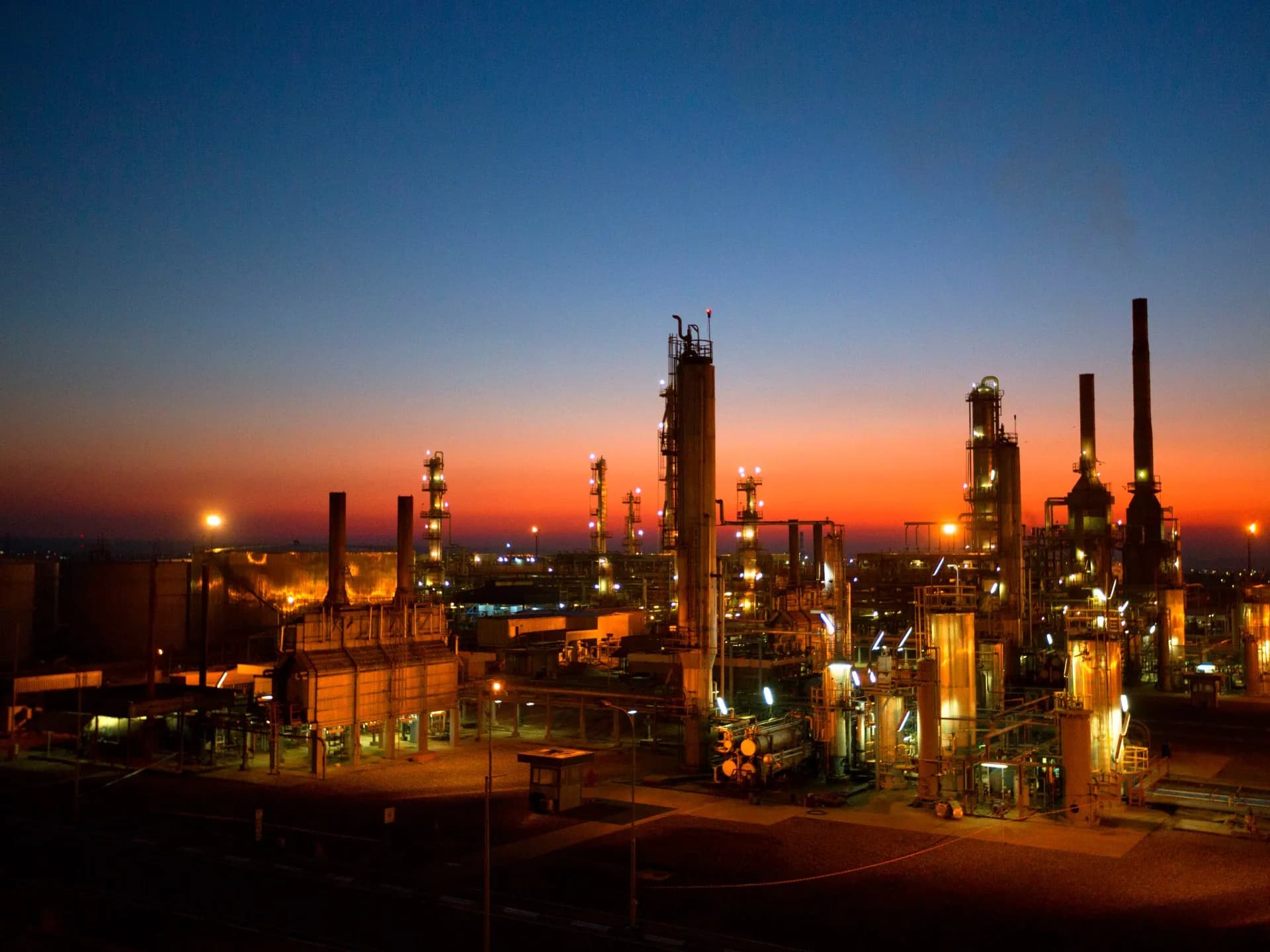 مسيّرات تستهدف محيط مطار بغداد ومصفاة نفط ومقار دبلوماسية بأربيل