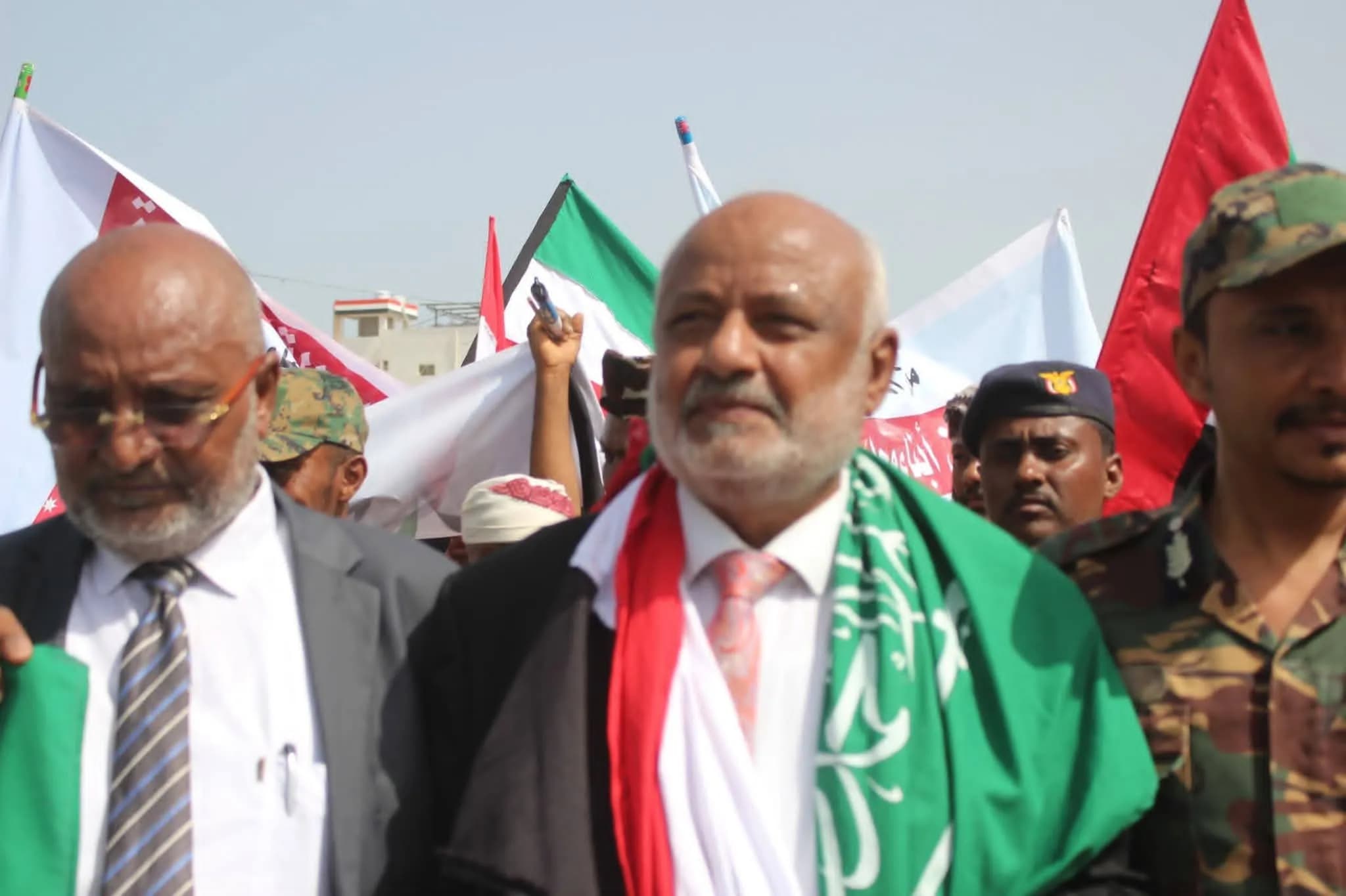 مكتب الشباب والرياضة بالحديدة ينظم وقفة احتجاجية تضامنية مع السعودية ويشيد بدور المحافظ