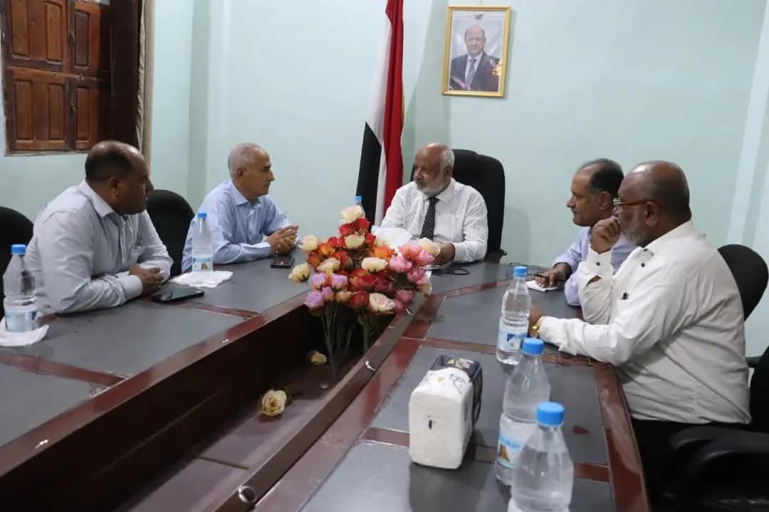 محافظ الحديدة يؤكد استمرار دعم جامعة الحديدة ويشيد بجهودها في تعزيز العملية التعليمي 