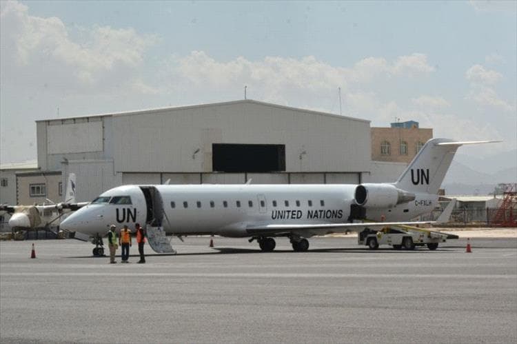 أممية تنقل قيادات وعناصر الحوثي وأجانب من صنعاء، وتفرج عن بحار روسي محتجز لسنوات