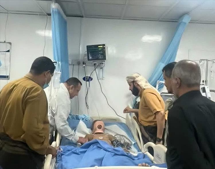 محافظ أبين يطمئن على صحة الأستاذ حسين دحه عقب محاولة اغتياله في مودية