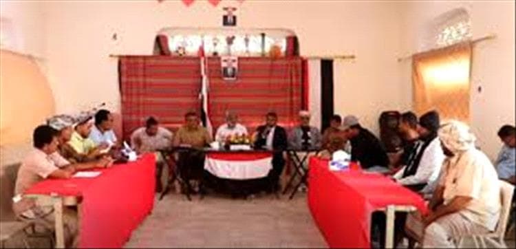 محافظ الحديدة يناقش سبل النهوض بالرياضة ودعم الشباب