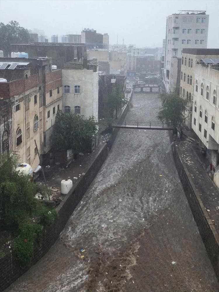 تحذير عاجل: سيول جارفة تهدد تعز ودعوات للابتعاد عن مجاري المياه