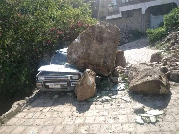 عاصفة الأمطار تسبب في انهيار صخري وتضرر منازل بتعز