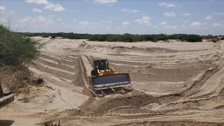 تواصل أعمال إعادة تأهيل عقمة السادة وسحيفة الماس وتصفية مجرى وادي أمهارية بدلتا أبين