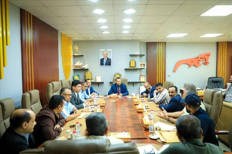 محافظ العاصمة المؤقتة عدن يؤكد أهمية تعزيز العمل الميداني ومتابعة أوضاع المديريات