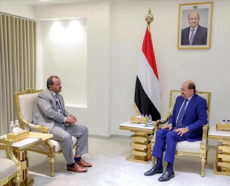 رئيس الوزراء الزنداني يلتقي محافظ البيضاء لمناقشة الخدمات والامن في المحافظة