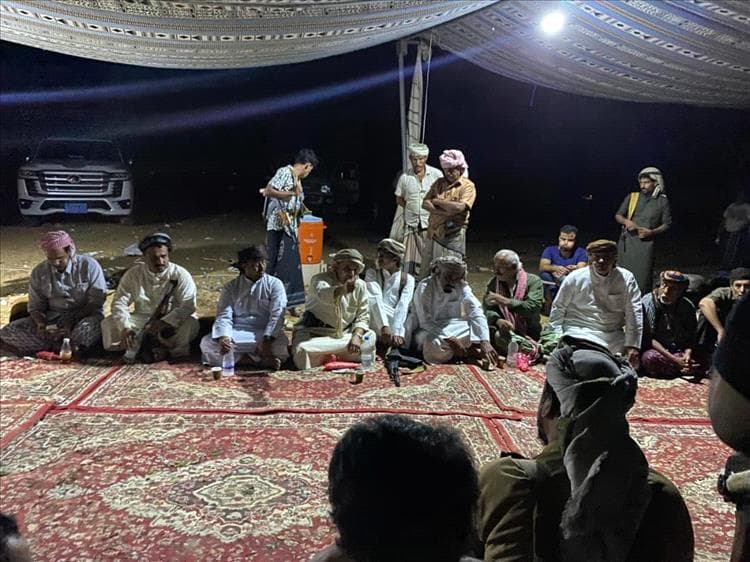 مخيم عيص بحضرموت يسمح بمرور قواطر وقود كهرباء المهرة بعد وصول وفد برئاسة وكيل المهرة