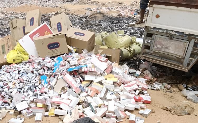 الجمارك بمنفذ الوديعة الحدودي بحضرموت تتلف كميات كبيرة من السلع المنتهية والممنوعة :