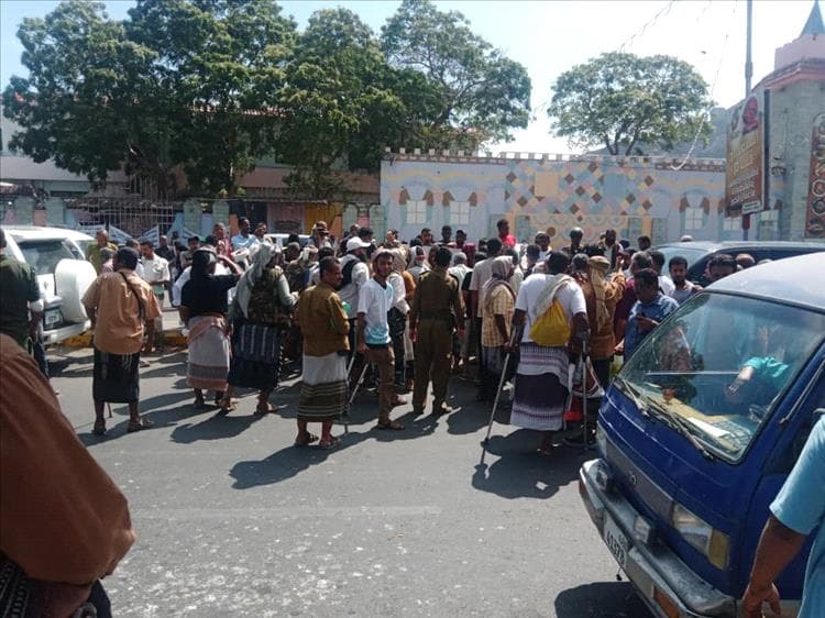 جرحى الحرب يخرجون في تظاهرة غاضبة بعدن.. مطالب بحقوق ورواتب متأخرة وترقيات