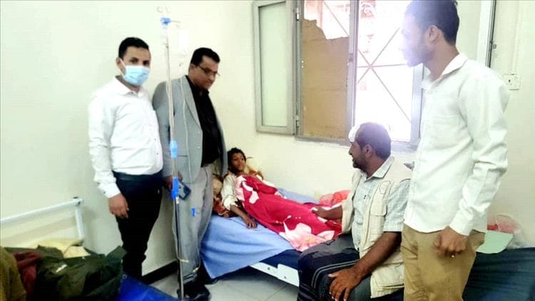 مدير مكتب الصحة بقعطبة الدكتور عبدالغني يزور المرضى بمستشفى السلام بالمديرية