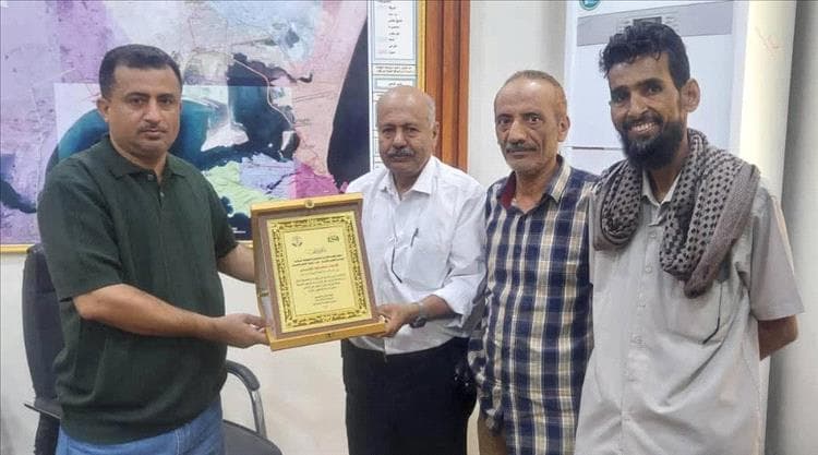 الجمعية السكنية لعمال كهرباء عدن والمكتب التنفيذي لنقابات الكهرباء يكرمان مدير كهرباء المحافظة