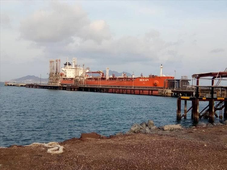 وصول سفينة الغاز إلى ميناء سقطرى ووقود مرتقب خلال ساعات