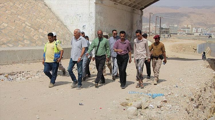 وكيل حضرموت يوجه بمعالجة المياه الراكدة في خور المكلا