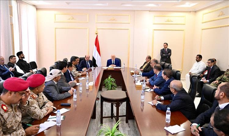 رئيس مجلس القيادة يشيد بدور ابناء محافظة الضالع في ردع المشروع الامامي والدفاع عن النظام الجمهوري