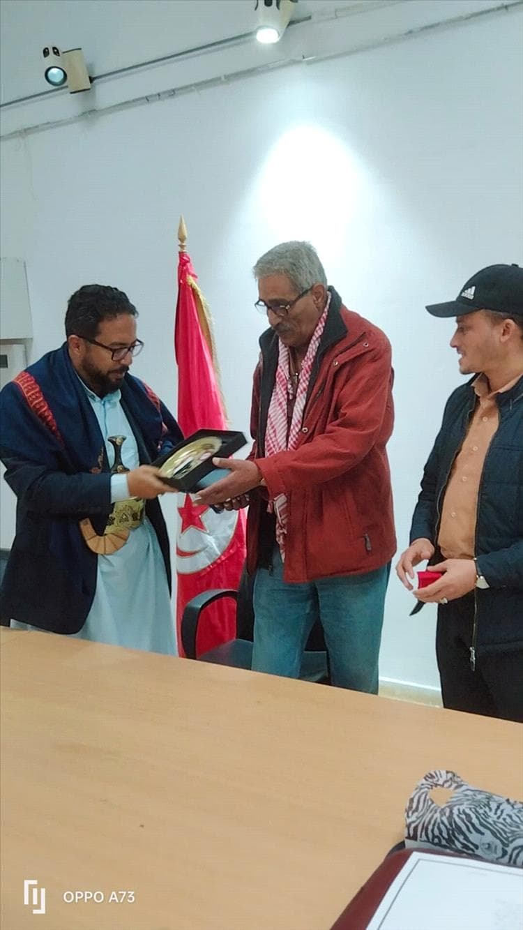 عِناق القوافي: حين يُزهر عقيق اليمان في "مراجعات" الزاراتي