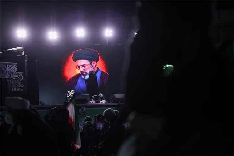 رويترز : 3 من أبناء خامنئي يؤدون صلاة الجنازة عليه ومجتبى يغيب