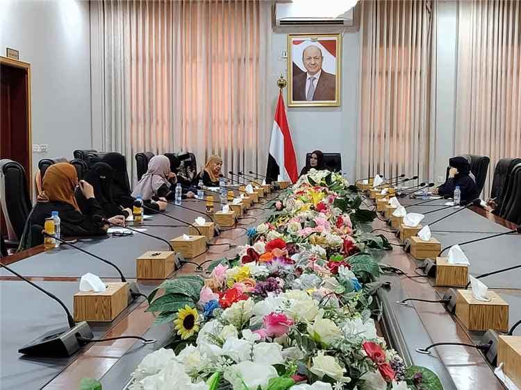 وزيرة الدولة لشؤون المرأة تناقش مع التكتل النسوي الحزبي سبل تعزيز مشاركة المرأة في صنع القرار