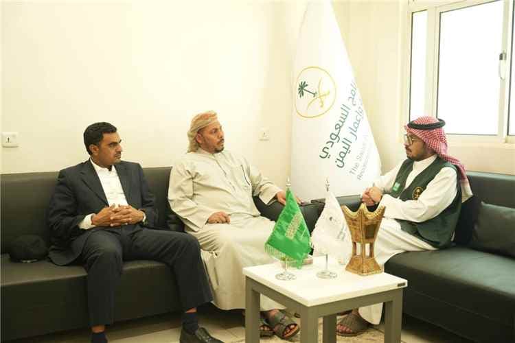 محافظ سقطرى يناقش مع البرنامج السعودي احتياجات الأرخبيل ويشيد بدعم المملكة