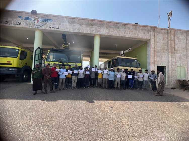 بعد وقفة احتجاجية.. موظفو مطار سقطرى يطالبون بإقالة مدير المطار ويكشفون أسباب تصعيدهم