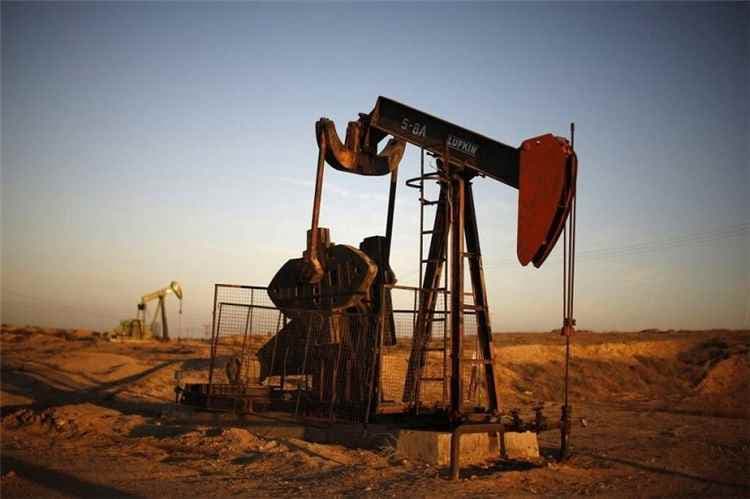 النفط يرتفع قليلاً مع تزايد المخاوف بشأن اضطرابات الإمدادات