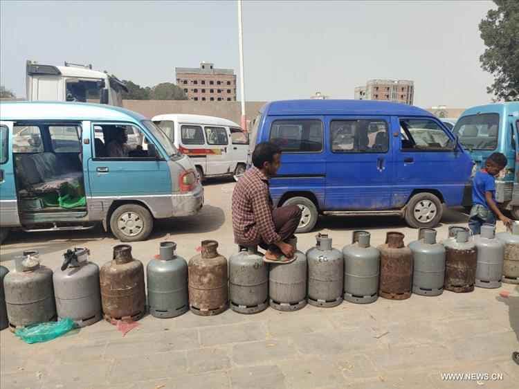 الغاز في عدن.. أزمة متلاحقة تخنق المنازل وتشل المواصلات