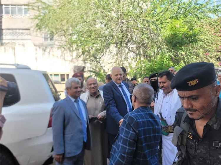 محافظ تعز يتفقد سير الانضباط الوظيفي في المكاتب التنفيذية والمرافق الخدمية بالمحافظة