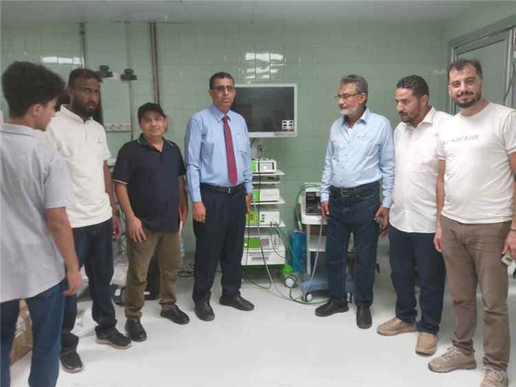 مدير عام صحة لحج يتسلم جهاز منظار رقمي من منظمة اليونبس لمستشفى ابن خلدون العام
