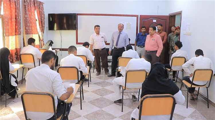 وكيل حضرموت المساعد يتفقد العملية الامتحانية والبرامج التعليمية بمعهد العلوم الصحية