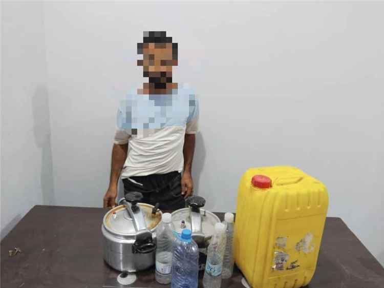 إدارة مكافحة المخدرات بالضالع تضبط معملاً لتصنيع الخمر البلدي وتلقي القبض على المتهم