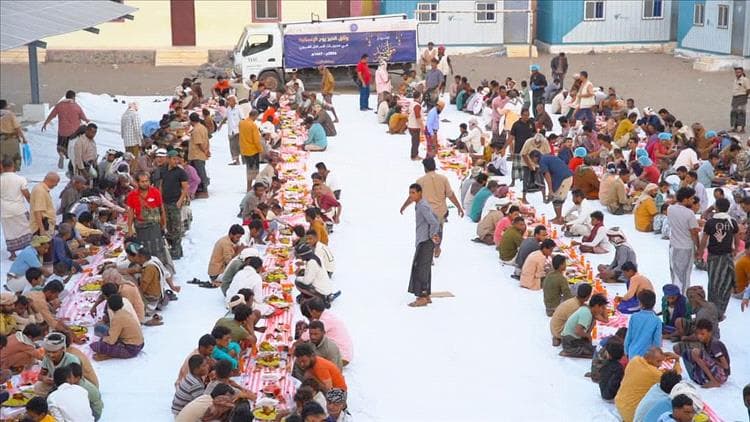 تعز: بدعم الخلية الإنسانية.. أبناء الزهاري بالمخا ينظمون إفطاراً جماعياً