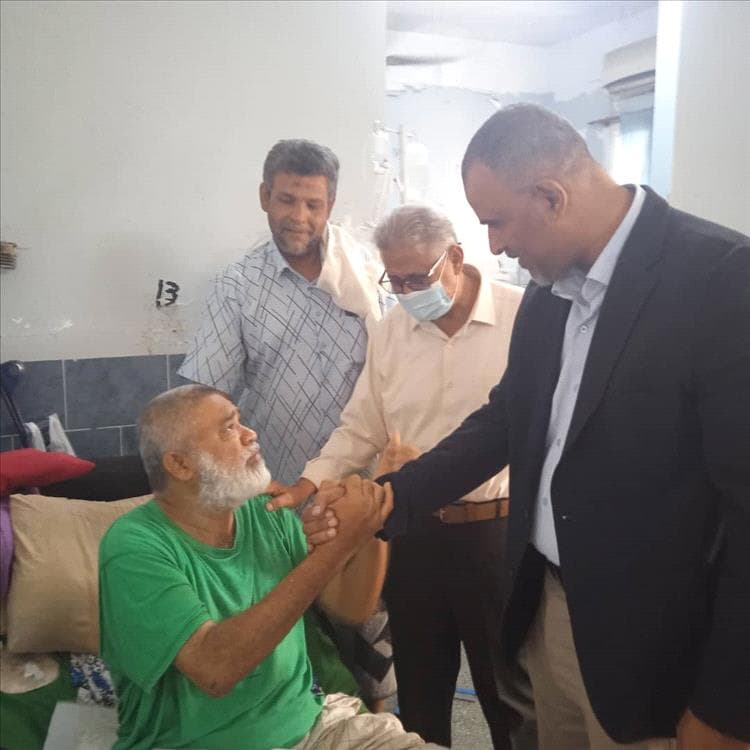 مدير صندوق النظافة بعدن يطمئن على العامل بركان في مستشفى الجمهورية