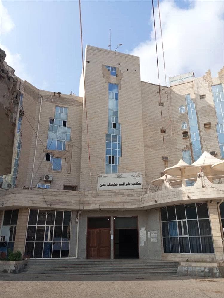 شباب عدن يطالبون بإصلاح الضرائب: وقفة احتجاجية أمام بوابة الضرائب في خور مكسر