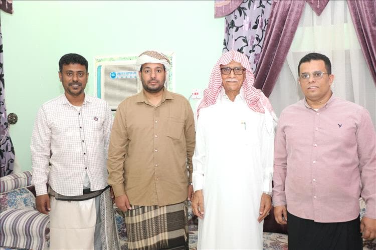 نائب رئيس مؤتمر حضرموت الجامع يزور الدكتور صالح عرم في منزله بمدينة الشحر