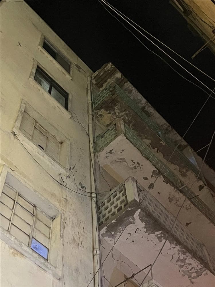 سقوط أجزاء من مبنى متهالك في شارع مدرم بالمعلا يصيب طفلة بجروح خطيرة