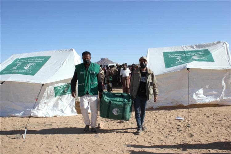 الفرقة أولى طوارئ تدشن توزيع خيام إيوائية وسلال غذائية لإغاثة متضرري حريق مخيمات العبر