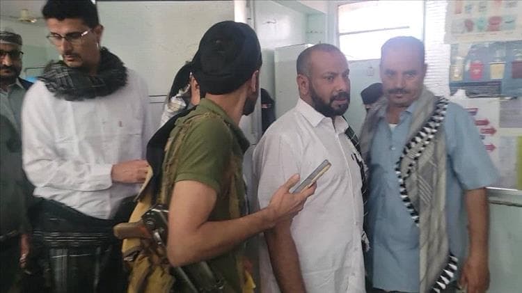 محافظ الضالع يتفقد مستشفى النصر ويشارك المرضى والطواقم الطبية فرحة عيد الفطر