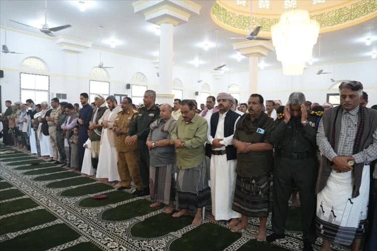 الخنبشي يؤدي صلاة العيد في المكلا ويستقبل المهنئين في القصر الجمهوري