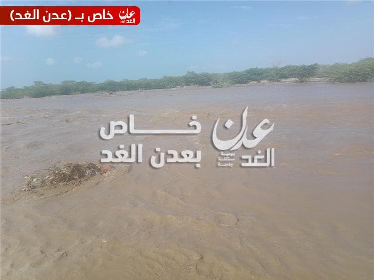 سيول تجتاح وادي أحور وتقطع الخط العام وتوقف حركة مرور المركبات