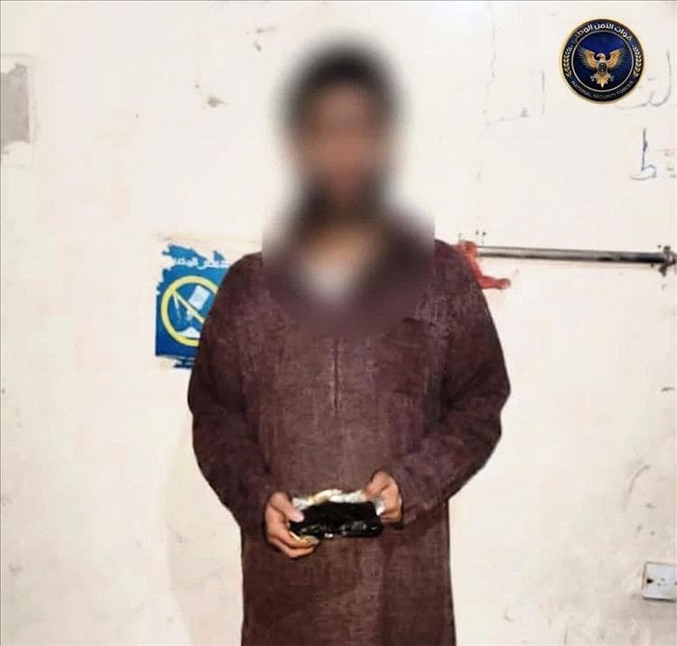 نجاح أمني جديد في عدن.. ضبط نصف كيلو حشيش في منفذ العلم