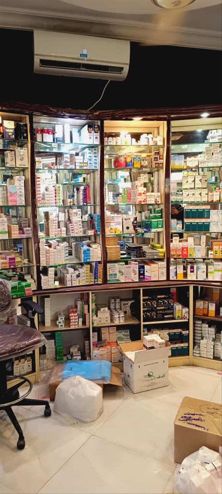 مكتب وزارة الصحة العامة والسكان يغلق صيدلية لبيعها أدوية منتهية الصلاحية للمواطنين بالمكلا