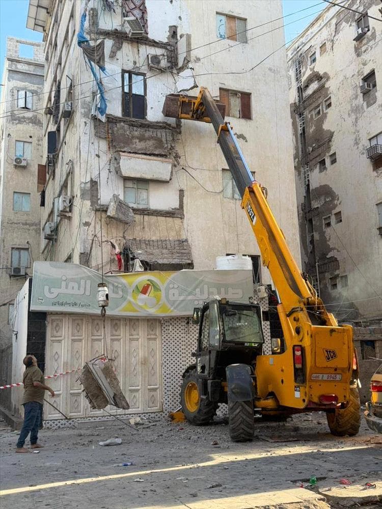 تحرك عاجل بعد الانهيار.. بدء إزالة الكتل الخطرة من عمارة مأرب في المعلا