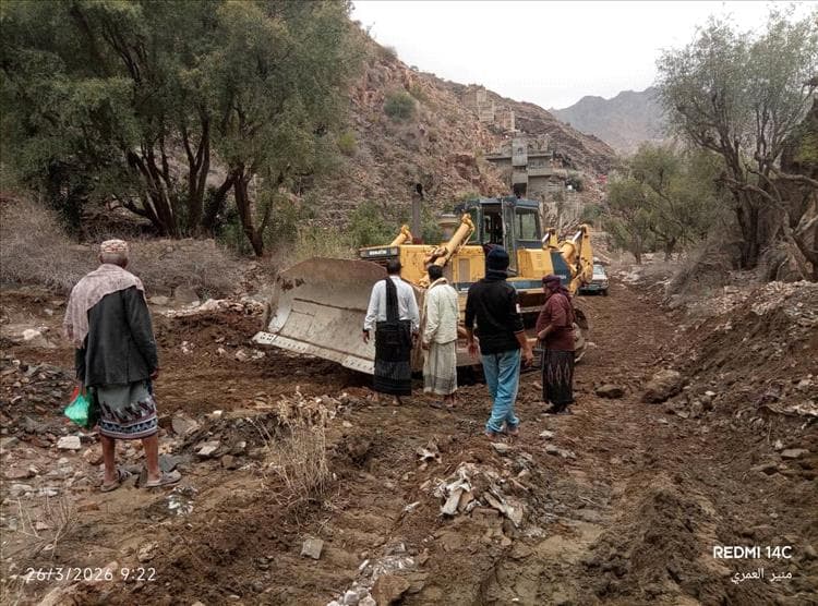 السيول تعزل مناطق في يافع سرار.. وتحرك رسمي عاجل لإعادة فتح الطريق