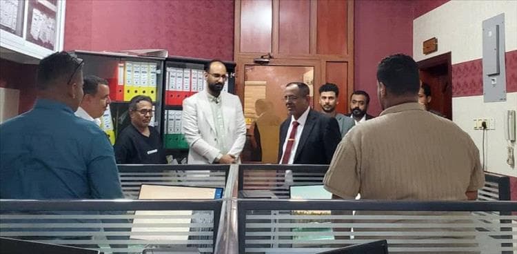 بن نهيد يطلع على سير الانضباط الوظيفي في هيئة الطيران المدني