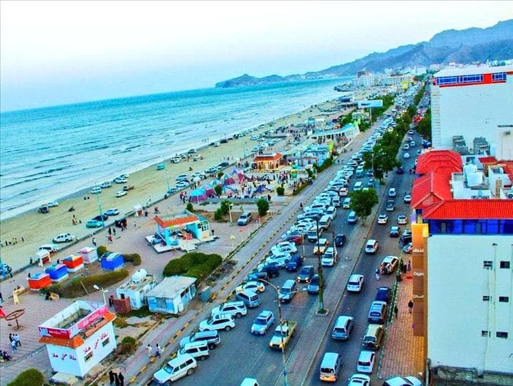 لحظات حاسمة على ساحل أبين.. تدخل سريع ينقذ شابين من الغرق