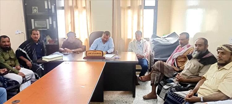 مدير عام سرار يافع يقر خطة المائة يوم ويُوجه بتسهيل الطرق المتضررة